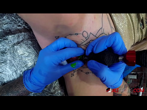 ❤️ La bomba Sully Savage, molt tatuada, es va tatuar al clítoris ❤️ Porno fb al ca.hqpornvideos.ru